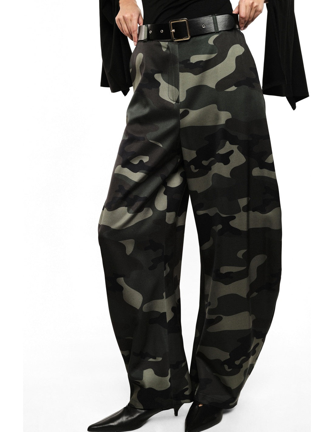 Pantalon barrel ceinturé imprimé camouflage porté, détail – Vert militaire – Imperial Femme