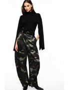 Pantalon barrel ceinturé imprimé camouflage porté, face – Vert militaire – Imperial Femme