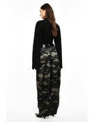 Pantalon barrel ceinturé imprimé camouflage porté, dos – Vert militaire – Imperial Femme