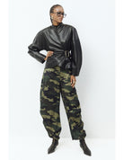 Pantalon ballon ceinturé imprimé camouflage porté, face – Vert militaire – Imperial Femme