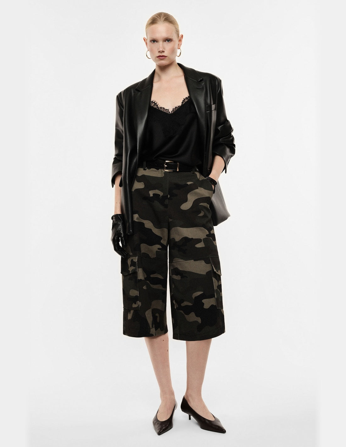 Bermuda cargo long imprimé camouflage porté, face – Vert militaire – Imperial Femme