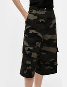 Bermuda cargo long imprimé camouflage, détail des poches – Vert militaire – Imperial Femme