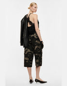Bermuda cargo long imprimé camouflage porté, dos – Vert militaire – Imperial Femme