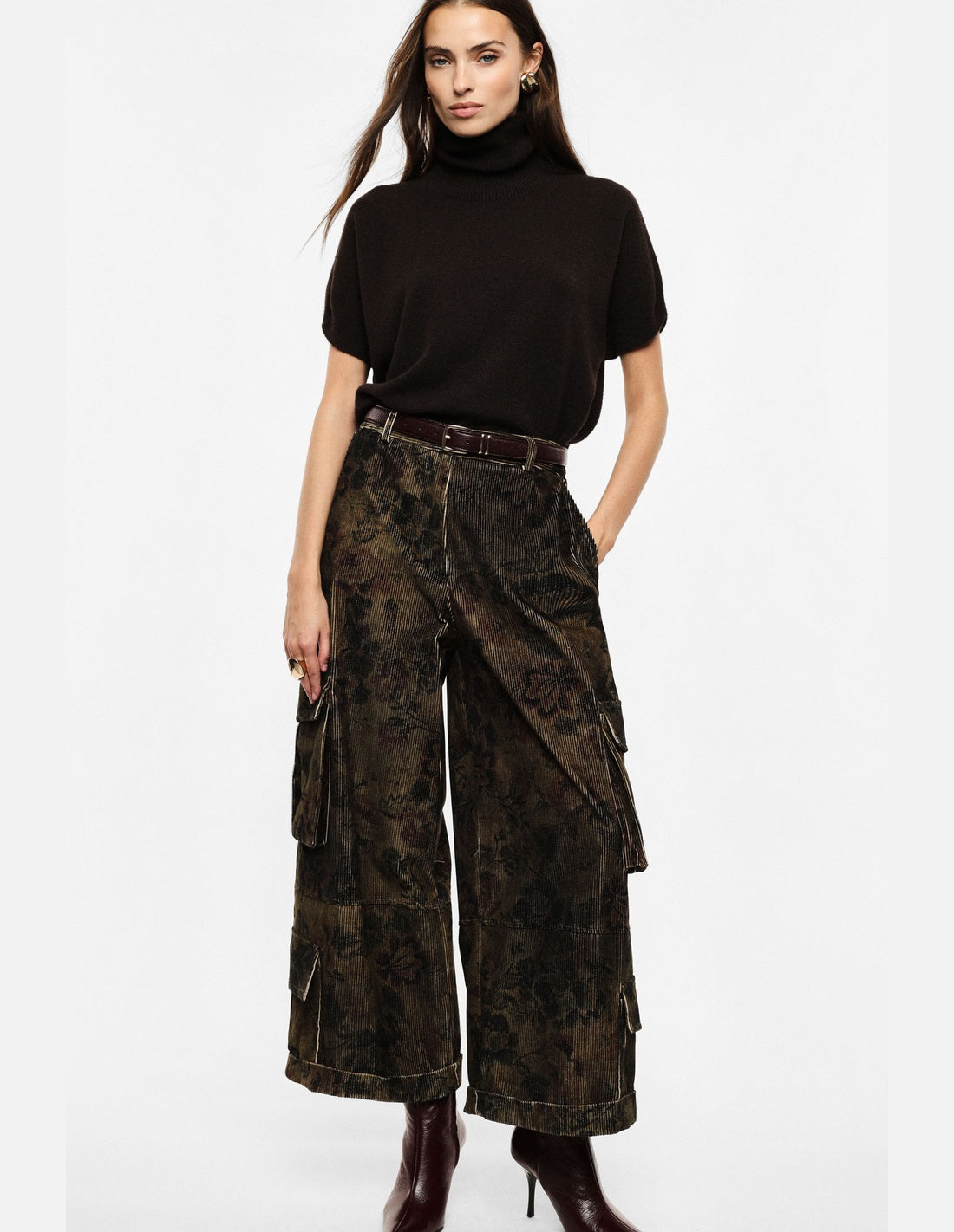 Pantalon cargo large imprimé camouflage porté, face – Vert militaire et noir – Imperial Femme