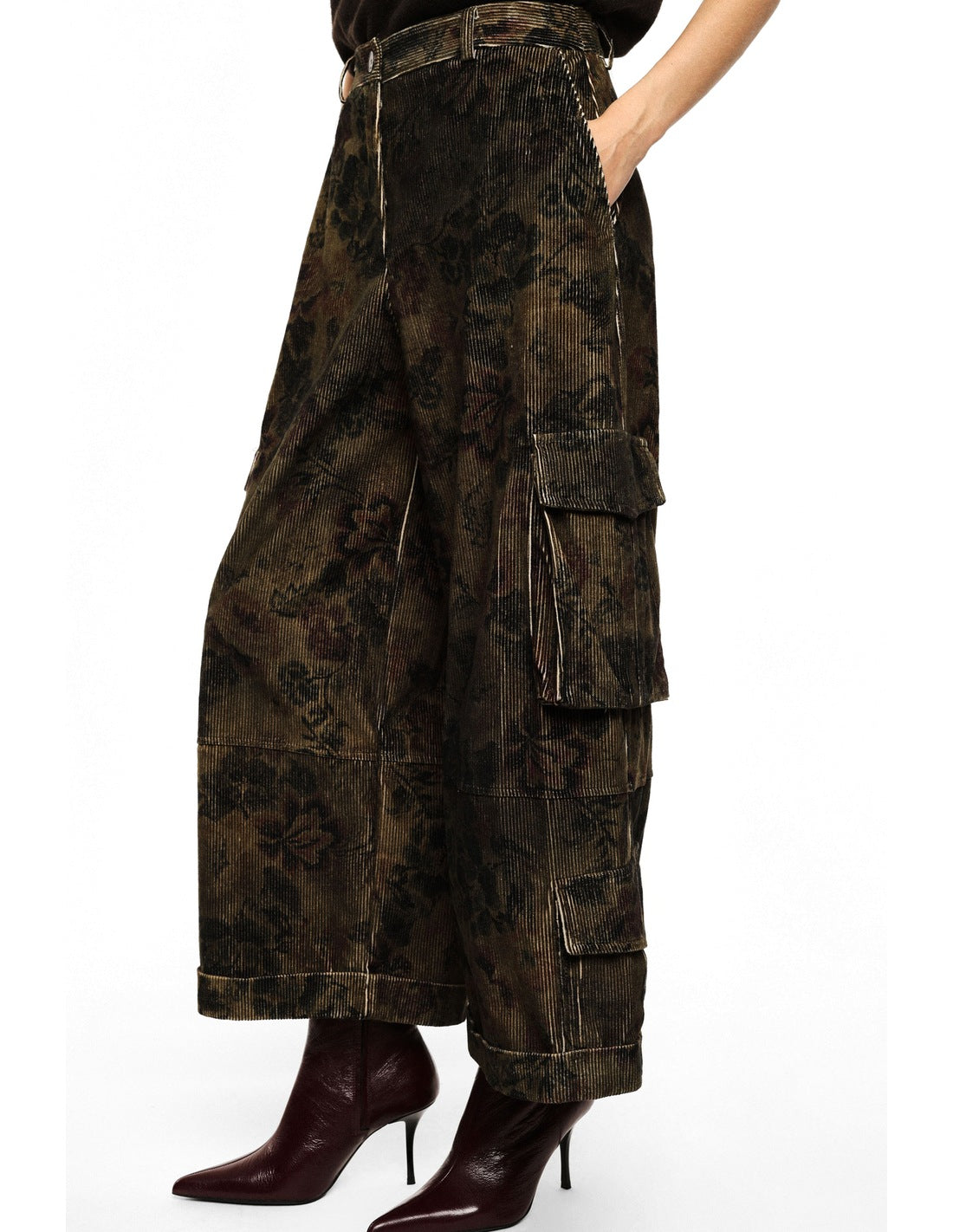 Pantalon cargo large imprimé camouflage porté, détail – Vert militaire et noir – Imperial Femme
