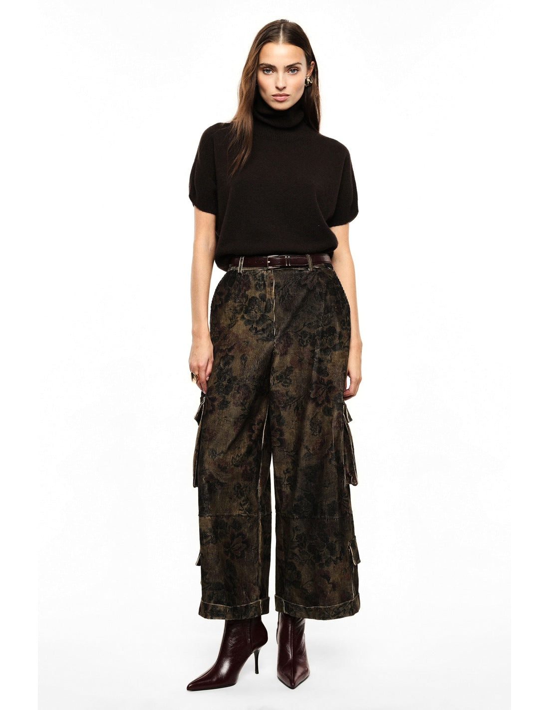 Pantalon cargo large imprimé camouflage porté, face – Vert militaire et noir – Imperial Femme