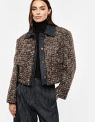 Veste courte en tweed et denim chocolat portée, face – Marron – Imperial Femme