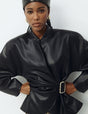 Veste courte en éco-cuir à boucle drapée portée – Noir – Imperial Femme