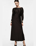 Robe longue en crêpe satin col bateau manchettes dorées, portée de face