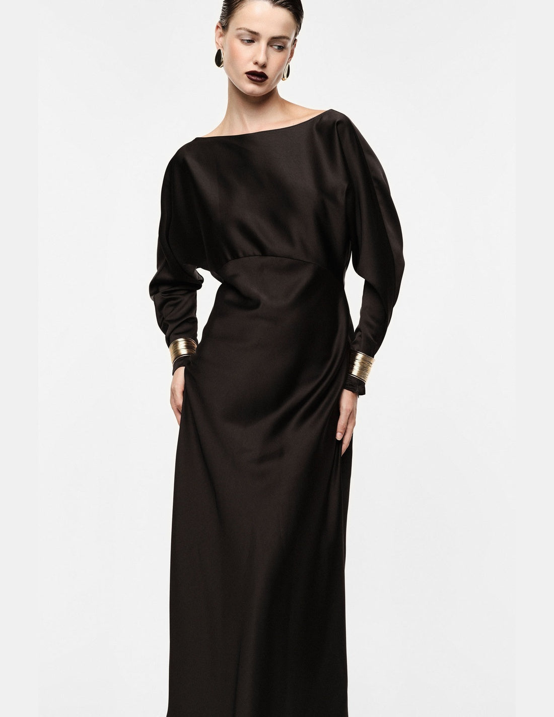 Robe longue en crêpe satin col bateau manchettes dorées, portée de dos