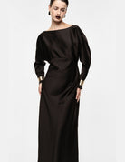 Robe longue en crêpe satin col bateau manchettes dorées, portée de dos