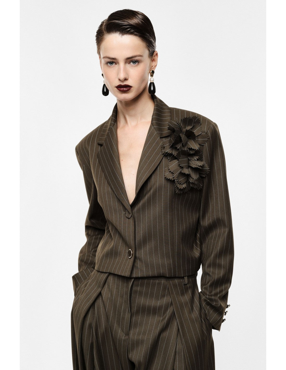 Blazer court rayé broches florales – Imperial Femme