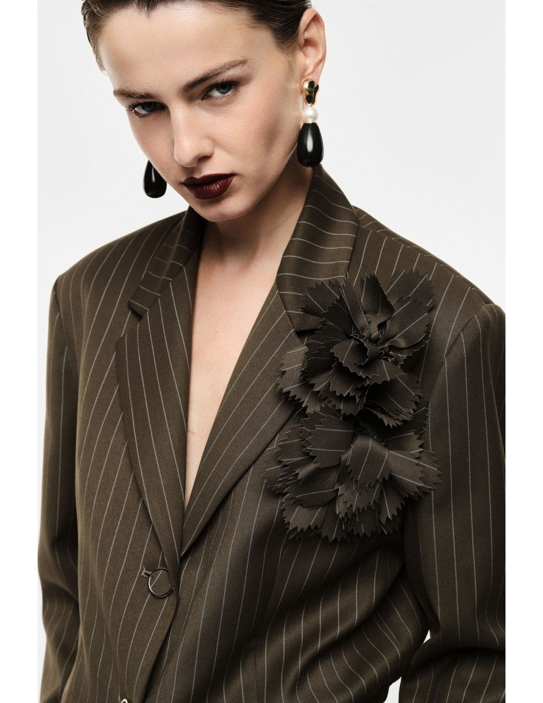Blazer court rayé broches florales – Imperial Femme