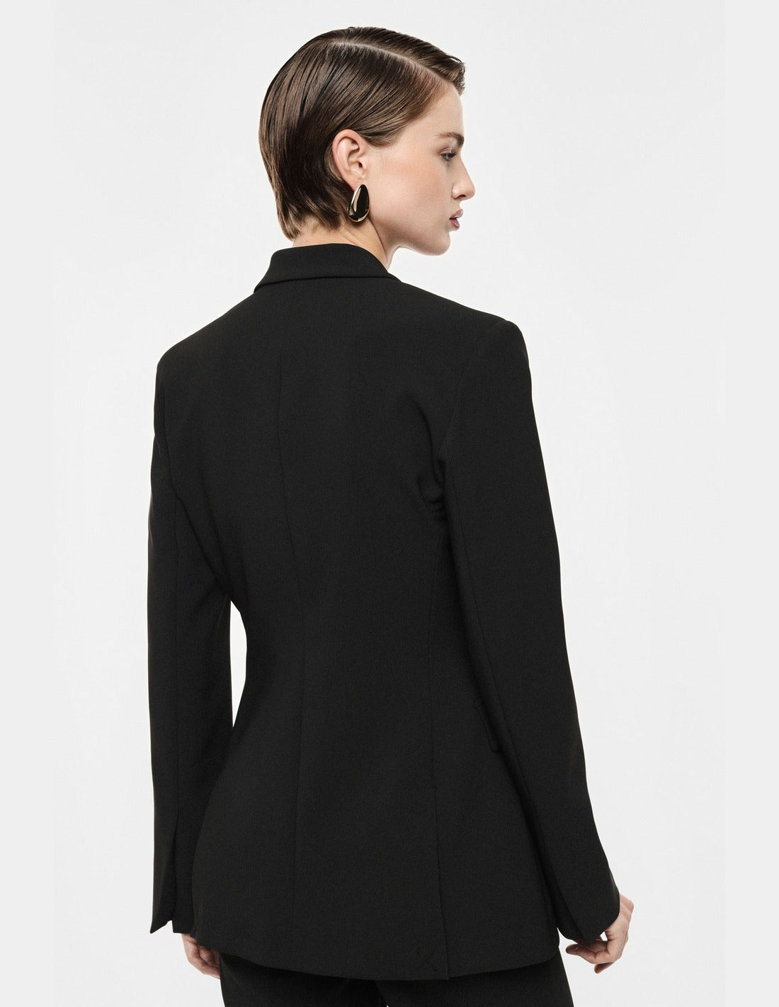 Blazer croisé cintré en crêpe infroissable porté, vue de dos – noir – Imperial Femme