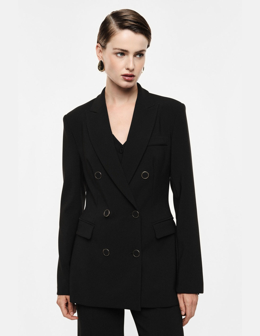 Blazer croisé cintré en crêpe infroissable porté – noir – Imperial Femme