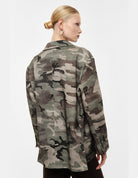 Blazer oversize sergé imprimé camouflage porté, vue de dos – kaki et beige – Imperial Femme