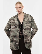 Blazer oversize sergé imprimé camouflage porté, vue de face – kaki et beige – Imperial Femme