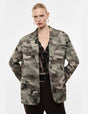 Blazer oversize sergé imprimé camouflage porté, vue de face – kaki et beige – Imperial Femme