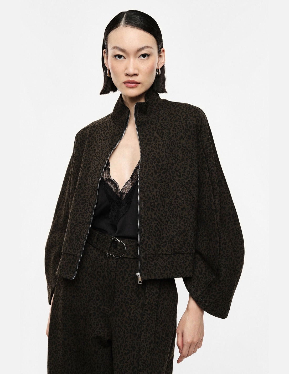Blouson zippé col montant en jacquard animalier porté – kaki foncé – Imperial Femme