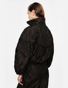 Blouson zippé col montant imprimé porté, vue de dos – marron – Imperial Femme