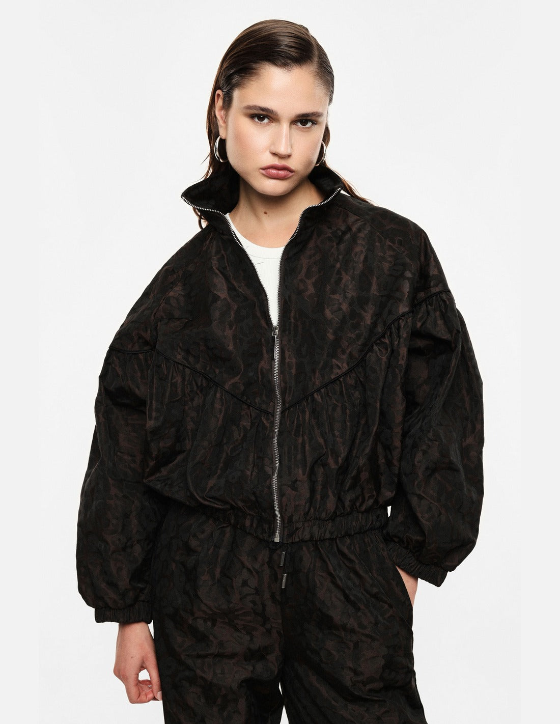 Blouson zippé col montant imprimé porté – marron – Imperial Femme