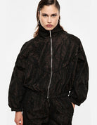 Blouson zippé col montant imprimé porté, détail – marron – Imperial Femme