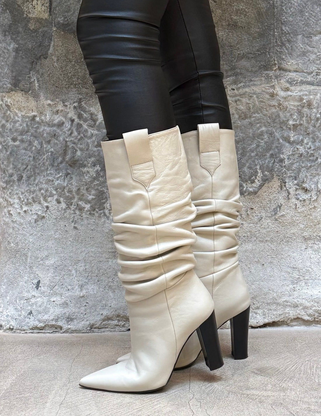 Bottes drapées en cuir nappa portées – écru – Imperial Femme