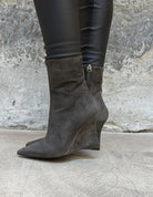 Bottines compensées en veau velours portées – gris anthracite – Imperial Femme
