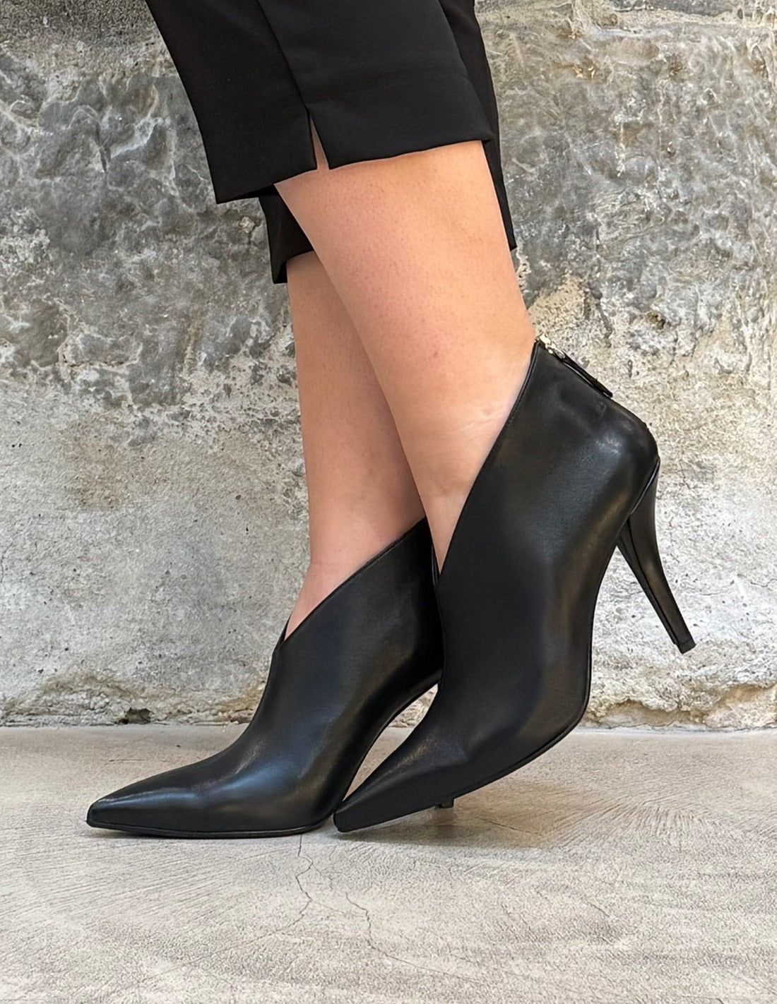 Bottines décolletées en V à talon aiguille portées – noir – Imperial