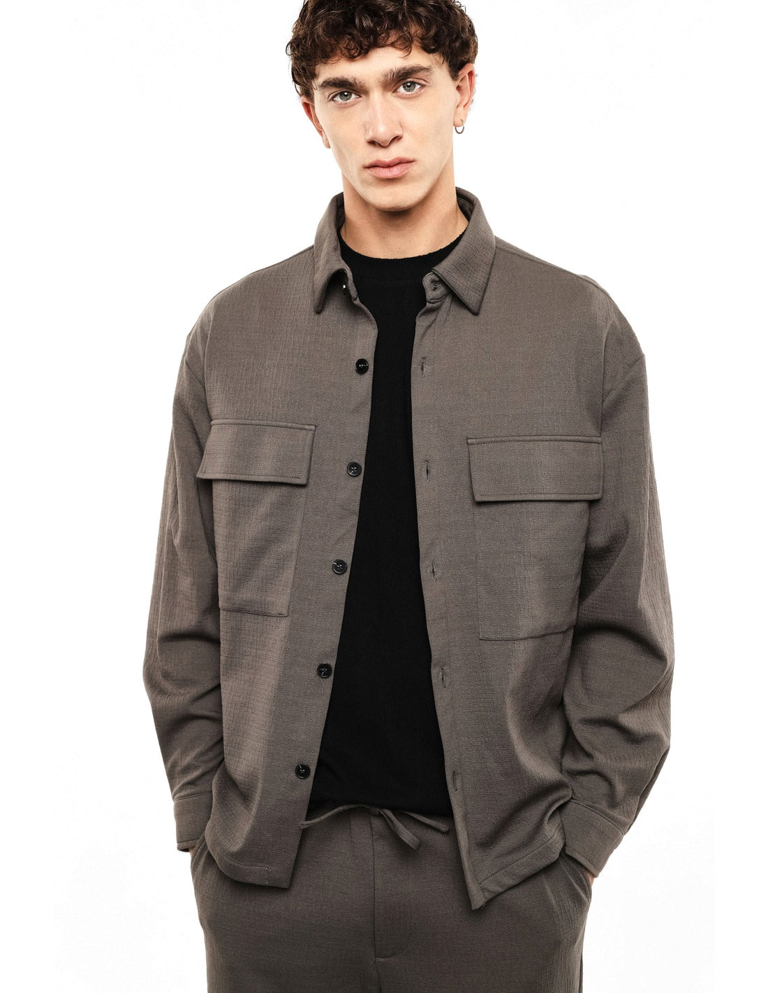Surchemise fluide à poches poitrine porté, profil – Taupe – Imperial Homme