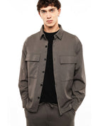 Surchemise fluide à poches poitrine porté, profil – Taupe – Imperial Homme
