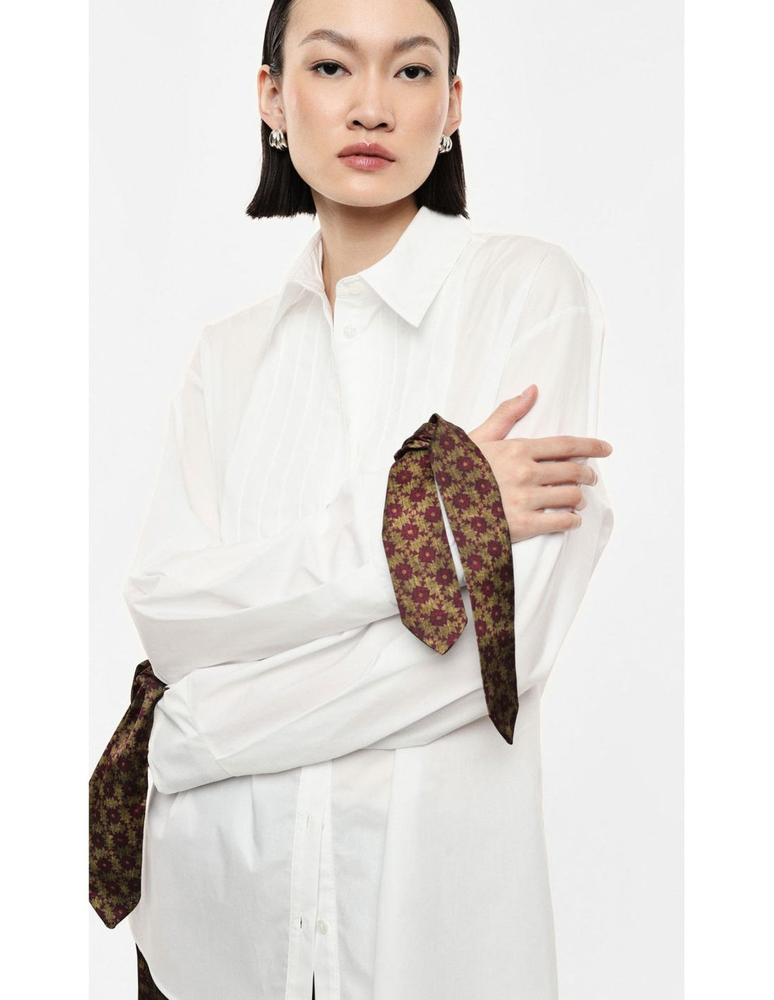Chemise longue à plastron plissé et liens imprimés aux poignets – Imperial Femme