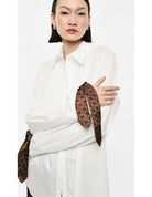 Chemise longue à plastron plissé et liens imprimés aux poignets – Imperial Femme