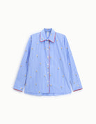 Chemise rayée bleu ciel brodée à passepoil rouge – Imperial Femme, à plat