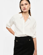 Chemise droite forme trapèze ourlet asymétrique, portée de profil