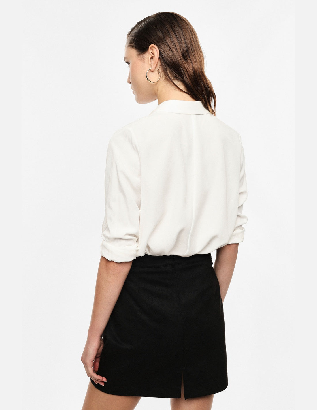 Chemise droite forme trapèze ourlet asymétrique, portée de dos