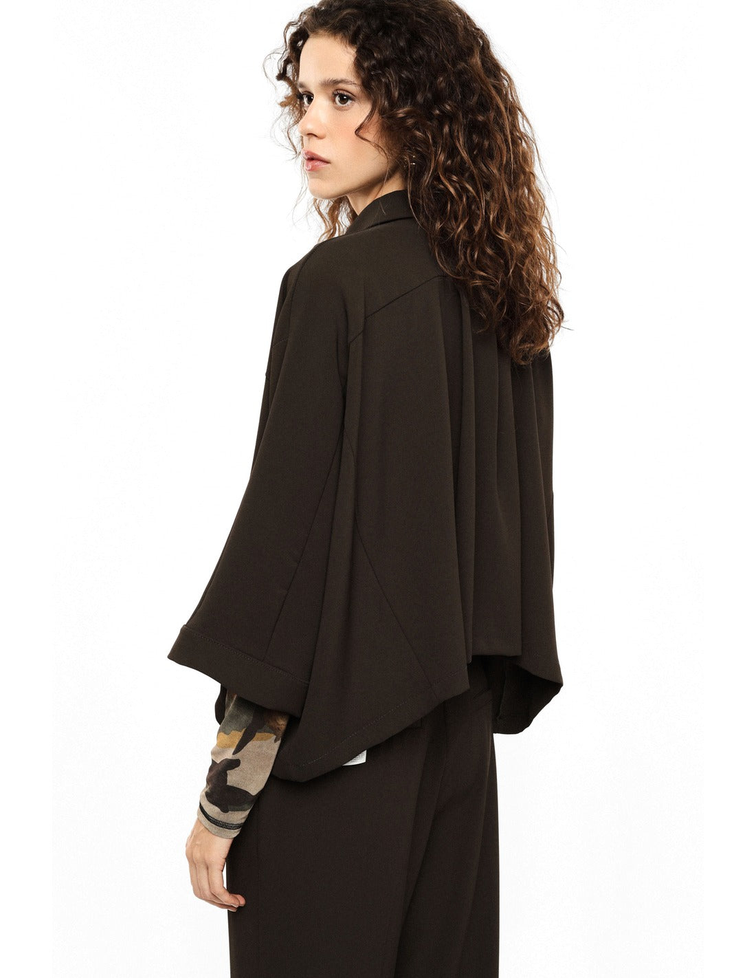 Veste trapèze manches raglan en crêpe infroissable porté, dos – Kaki foncé – Imperial Femme