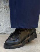 Derbies en cuir lisse à semelle crantée portés – noir – Imperial