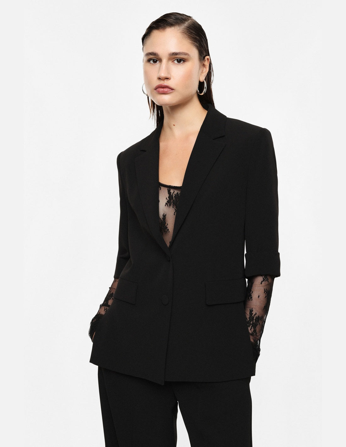 Blazer droit manches courtes col revers crantés, portée de face