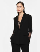 Blazer droit manches courtes col revers crantés, portée de face