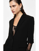 Blazer droit manches courtes col revers crantés, portée de profil