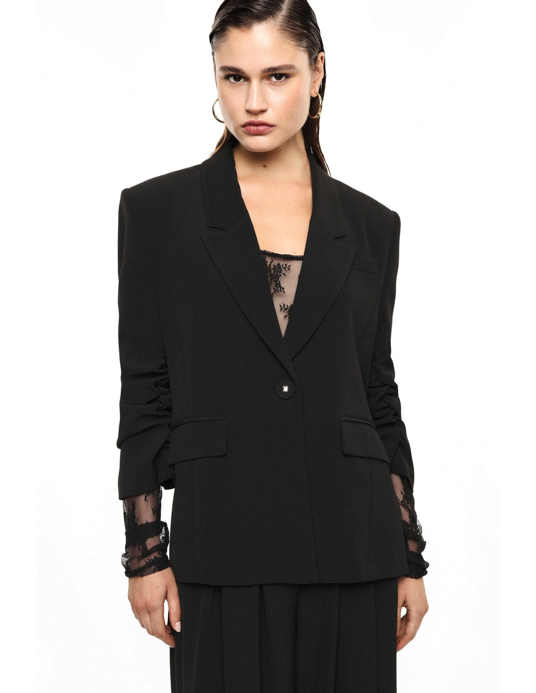 Blazer fluide manches froncées en crêpe diagonale porté, face – Noir – Imperial Femme