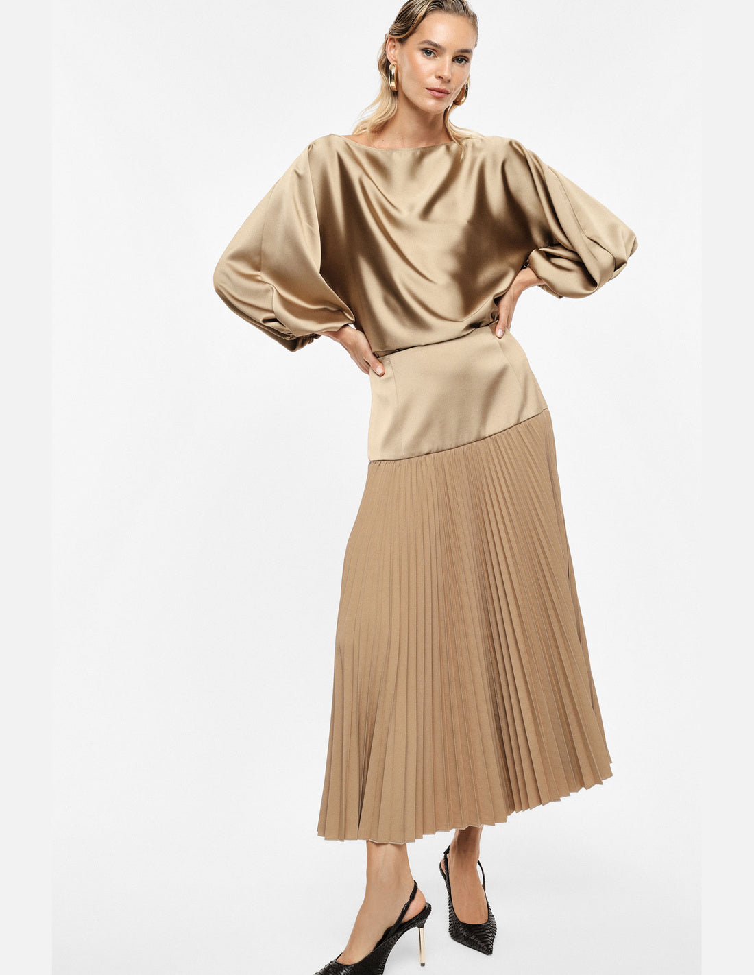 Jupe longue plissée bandeau satin en draperie portée – Imperial Femme