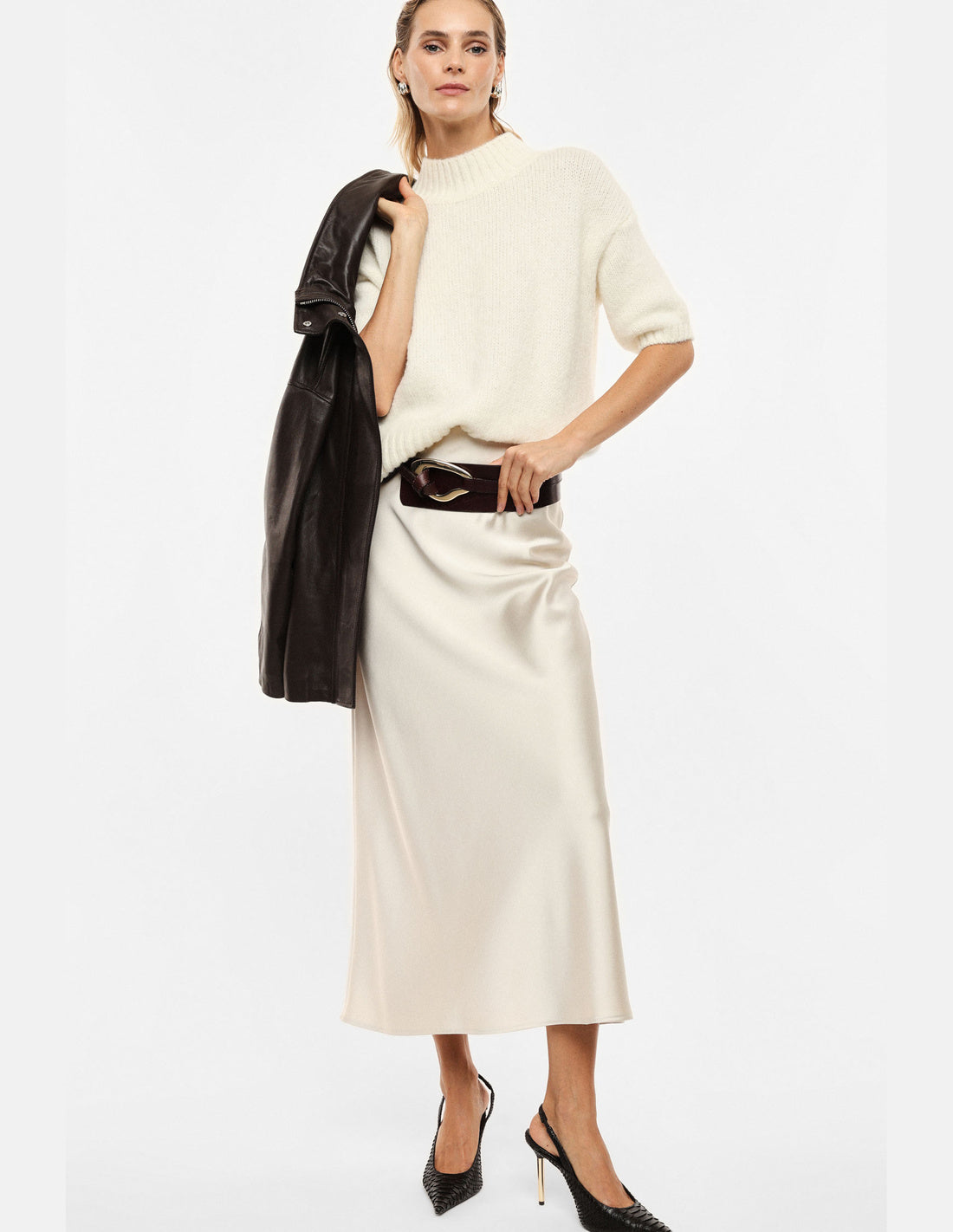 Jupe midi sirène en crêpe satin écru – Imperial Femme, portée