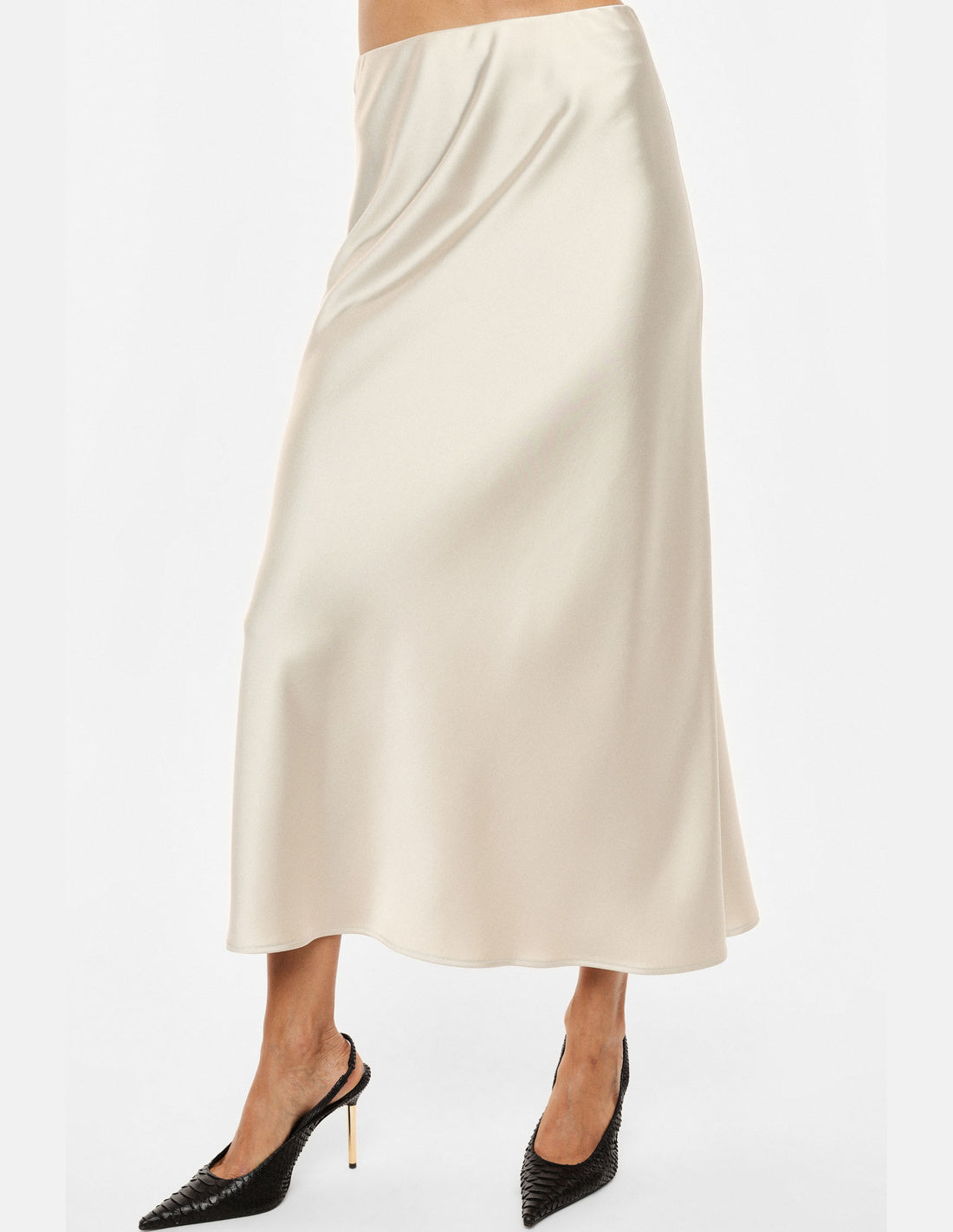 Jupe midi sirène en crêpe satin écru – Imperial Femme, portée, vue de profil
