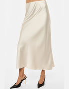 Jupe midi sirène en crêpe satin écru – Imperial Femme, portée, vue de profil