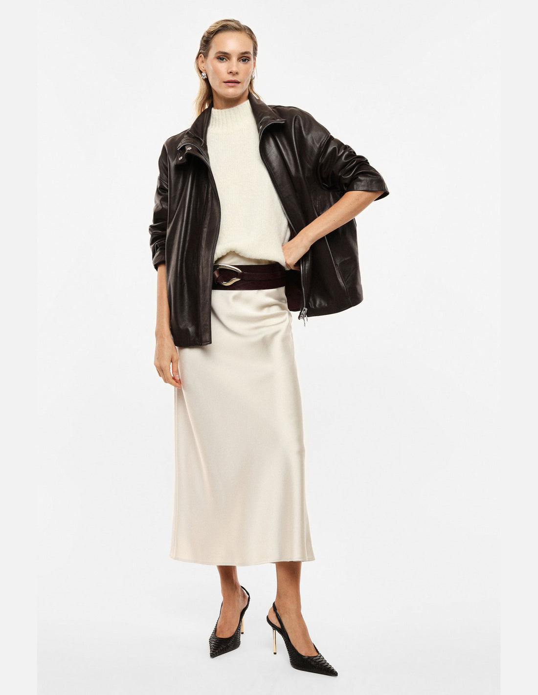 Jupe midi sirène en crêpe satin écru – Imperial Femme, portée, détail