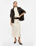 Jupe midi sirène en crêpe satin écru – Imperial Femme, portée, détail