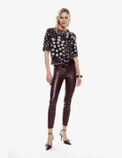 Legging effet cuir taille haute porté, face – chocolat – Imperial Femme