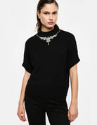 Pull col montant manches 3/4 collier de strass, portée de face